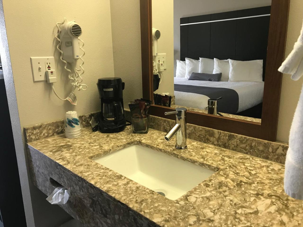 Ten Pin Inn & Suites モーゼスレイク エクステリア 写真